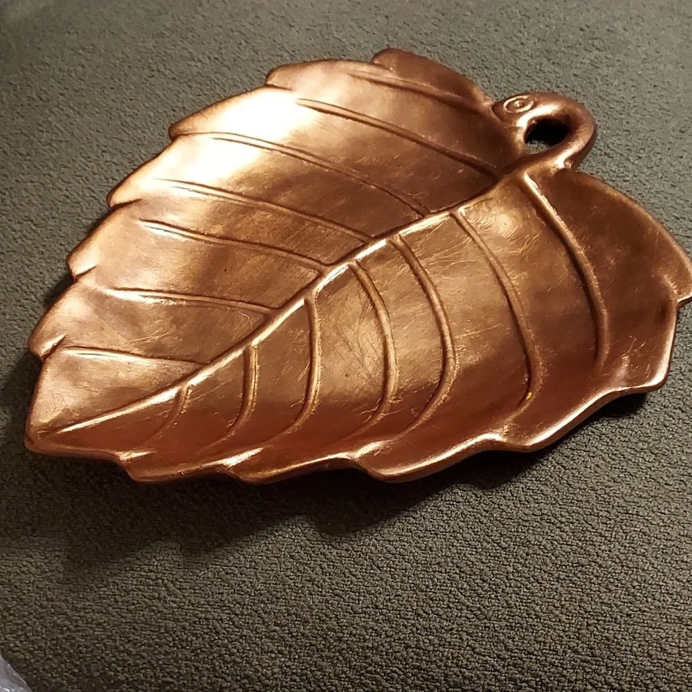 Nwot Pier One Imports 1 Leave shaped display tray.